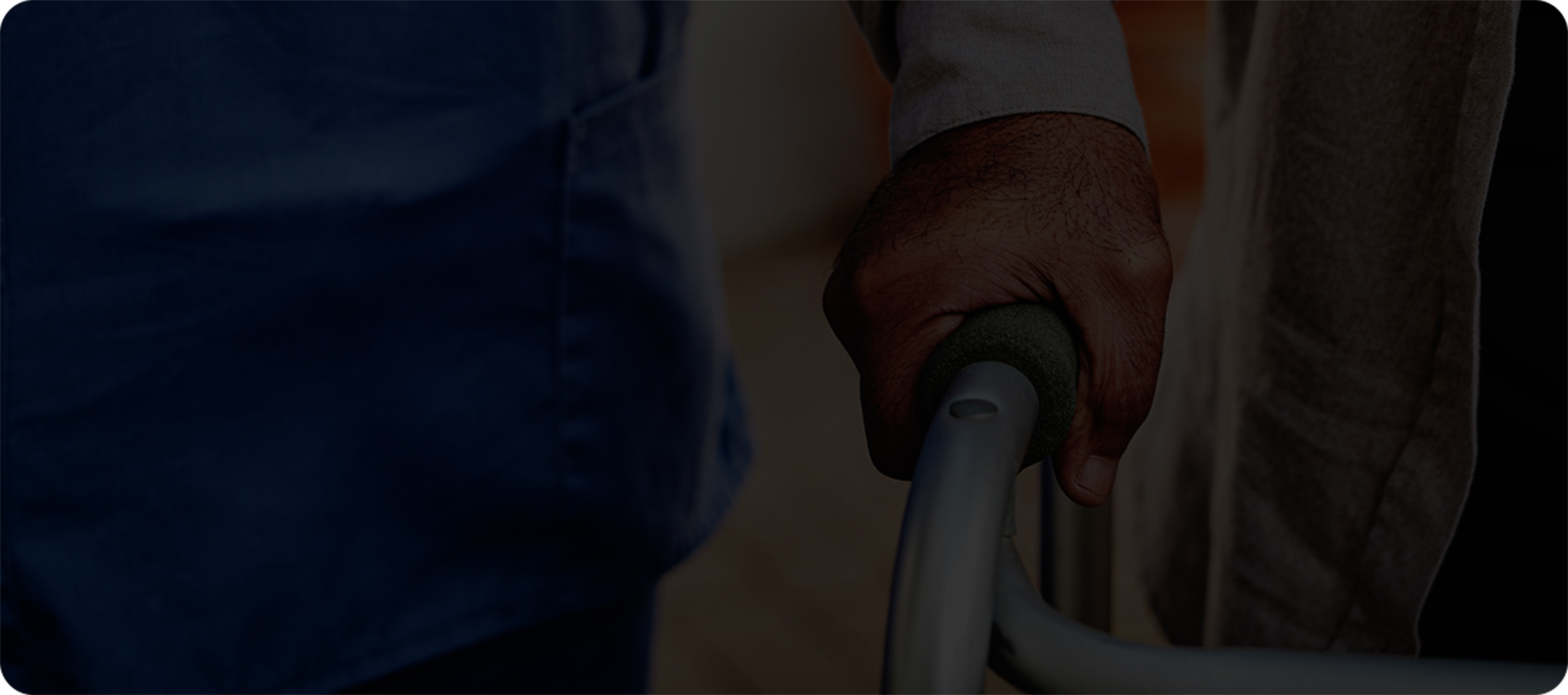 gros plan sur les mains d’une personne tenant un déambulateur.